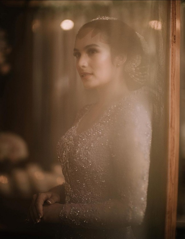 Chelsea Islan memilih sanggul Jawa klasik yang memang merupakan pakem setelah siraman. Sanggul dengan hiasan melati dilengkapi paes tipis. Foto: Instagram/@thebridestory @iluminen @evalovira @chelseaislanfc.mks