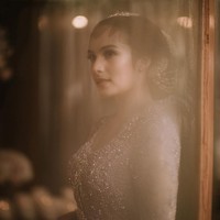 Chelsea Islan memilih sanggul Jawa klasik yang memang merupakan pakem setelah siraman. Sanggul dengan hiasan melati dilengkapi paes tipis. Foto: Instagram/@thebridestory @iluminen @evalovira @chelseaislanfc.mks