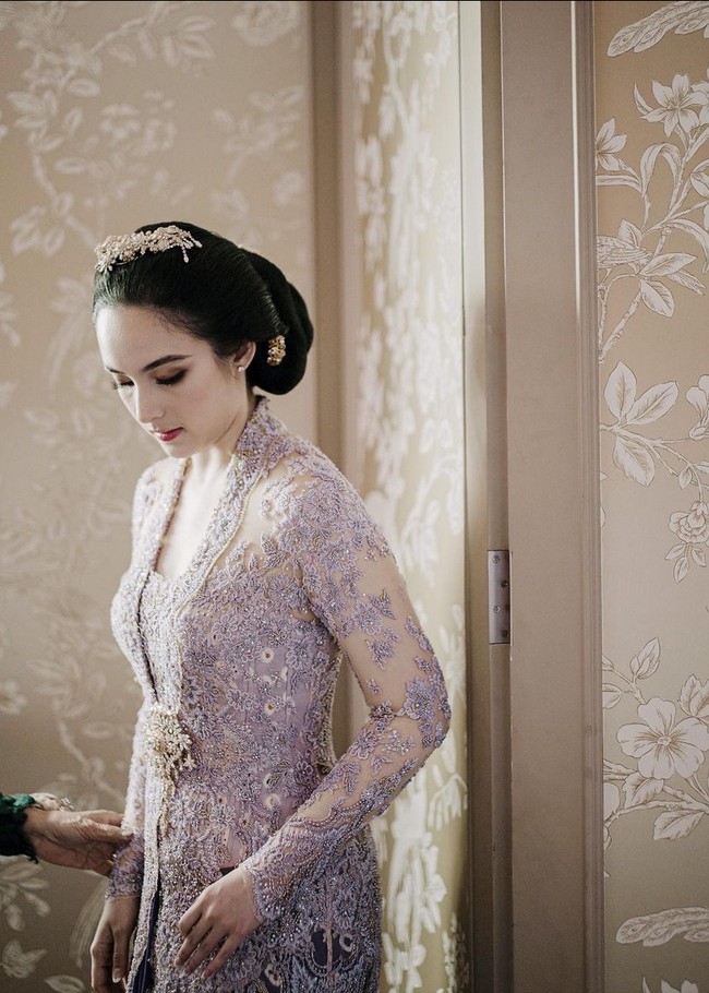 Usai siraman, bintang film ‘Sebelum Iblis Menjemput’ ini berganti busana dengan kebaya ungu rancangan Vera Anggraini. Foto: Instagram/@thebridestory @iluminen @evalovira @chelseaislanfc.mks