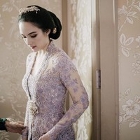 Usai siraman, bintang film ‘Sebelum Iblis Menjemput’ ini berganti busana dengan kebaya ungu rancangan Vera Anggraini. Foto: Instagram/@thebridestory @iluminen @evalovira @chelseaislanfc.mks