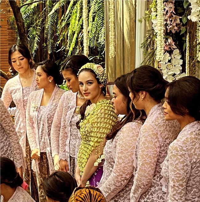 Jelang pernikahan dengan Rob Clinton Kardinal, Chelsea Islan melaksanakan prosesi siraman hingga Midodareni yang kental nuansa Jawa. Foto: Instagram/@chelseaislanfc.mks