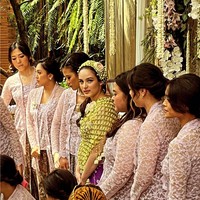 Jelang pernikahan dengan Rob Clinton Kardinal, Chelsea Islan melaksanakan prosesi siraman hingga Midodareni yang kental nuansa Jawa. Foto: Instagram/@chelseaislanfc.mks