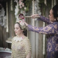 Saat siraman, aktris 27 tahun ini memakai roncean melati dan kain jumputan. Sementara wajahnya dipulas riasan nude bernuansa natural. Foto: Instagram/@iluminen @thebridestory