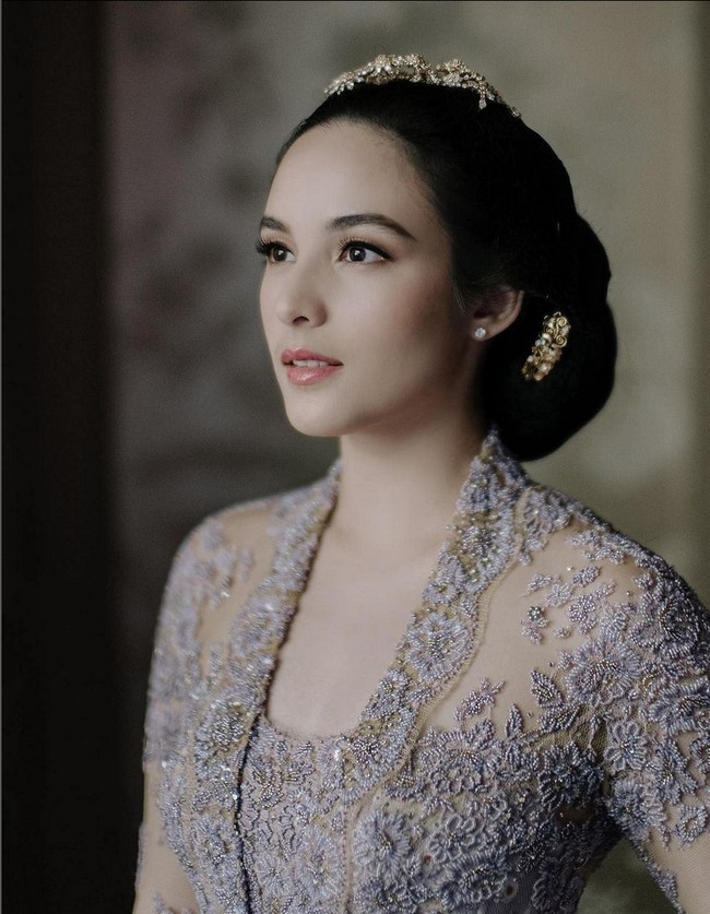 Kebaya model kutubaru ini tampak mewah dengan aksen full-payet.  Foto: Instagram/@thebridestory