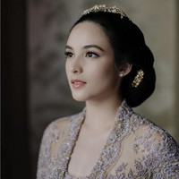 Kebaya model kutubaru ini tampak mewah dengan aksen full-payet.  Foto: Instagram/@thebridestory