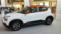 Nuansa SUV hadir melalui under guard di bumper depan dan belakang, disertai over fender, dan juga side skirt. Mobil ini juga telah dibekali roof rail. Tapi sayang, antenanya  masih pakai model jadul. Foto: Luthfi Anshori/detikOto