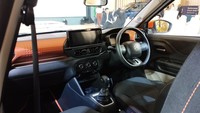 Citroën C3 sudah bisa dipesan mulai sekarang dengan harga on the road mulai Rp 225 juta. Namun untuk pengiriman unitnya, konsumen harus bersabar, sebab mobil ini baru akan didistribusikan ke pembelinya mulai kuartal pertama tahun 2023. Foto: Luthfi Anshori/detikOto