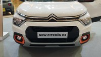 Bicara desain, Citroën C3 mengusung tampilan yang elegan. Di bagian depan ada dua baris list chrome yang membentuk logo Citroën di tengahnya. Foto: Luthfi Anshori/detikOto