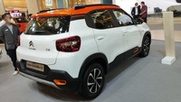 Citroën C3 memiliki panjang keseluruhan 3.981 mm, lebar 1.733 mm, dan tinggi 1.604 mm. Adapun jarak sumbu rodanya mencapai 2.540 mm, dengan ruang bagasi luas 350 liter. Mobil ini memiliki berat kering 939 kg dan GVW (Gross Vehicle Weight) atau berat total hingga 1.364 kg. Foto: Luthfi Anshori/detikOto