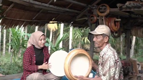 Alat musik membranophone.