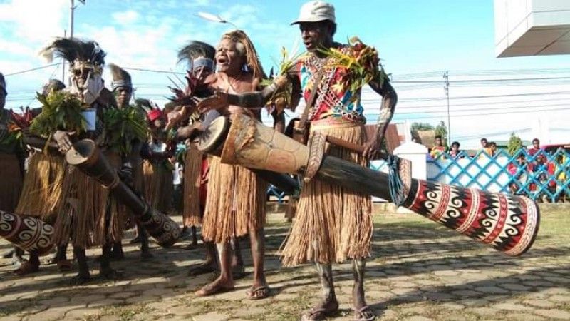 Alat musik membranophone.