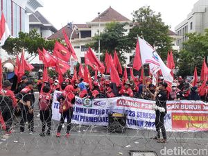 Jelang Pengumuman UMK 2023 se-Jateng, Buruh Demo Minta Upah Naik 10%