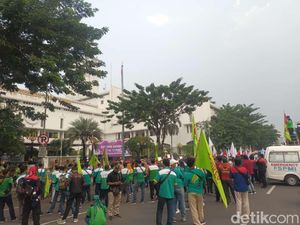 Buruh Kembali Demo Kantor Gubernur Jatim Desak Kenaikan UMK 13%