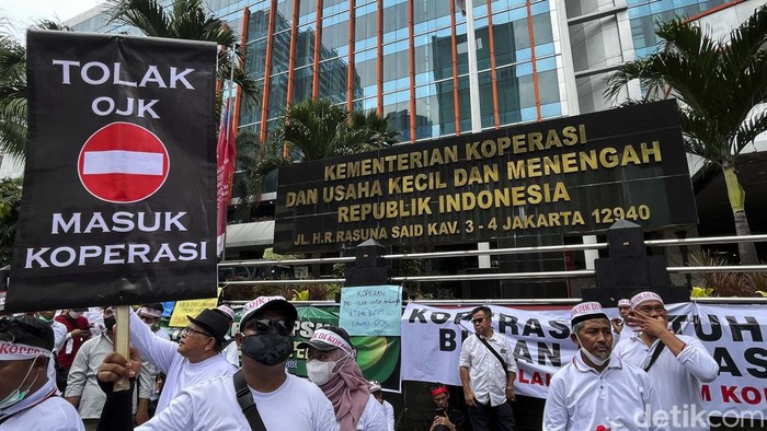 Demo Tolak OJK Masuk Koperasi Kemenkop Massa yang tergabung dalam Forum Gerakan Koperasi Indonesia menggelar aksi di depan Kantor Kemenkop dan UKM, Jakarta, Rabu (7/12). Mereka menolak keterlibatan Otoritas Jasa Keuangan (OJK) dalam pengawasan Koperasi Simpan Pinjam (KSP).