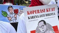 Selain berorasi, mereka juga membentangkan sejumlah poster.