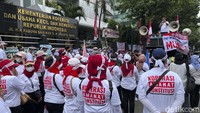 Orator terus berorasi dari atas mobil komando.