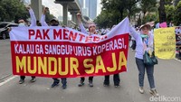 Selain poster, mereka juga membentangkan sejumlah spanduk di depan kantor Kemenkop dan UKM.