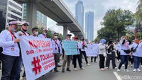 Menurut mereka, pengawasan dari OJK merupakan pembunuhan koperasi sehingga perlu untuk dihentikan.