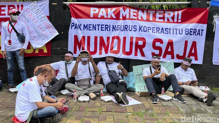 Massa yang tergabung dalam Forum Gerakan Koperasi Indonesia menggelar aksi di depan Kantor Kemenkop dan UKM, Jakarta, Rabu (7/12). Mereka menolak keterlibatan Otoritas Jasa Keuangan (OJK) dalam pengawasan Koperasi Simpan Pinjam (KSP).