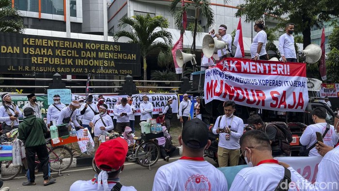Massa yang tergabung dalam Forum Gerakan Koperasi Indonesia menggelar aksi di depan Kantor Kemenkop dan UKM, Jakarta, Rabu (7/12). Mereka menolak keterlibatan Otoritas Jasa Keuangan (OJK) dalam pengawasan Koperasi Simpan Pinjam (KSP).