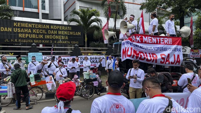 Demo Tolak OJK Masuk Koperasi Kemenkop Massa yang tergabung dalam Forum Gerakan Koperasi Indonesia menggelar aksi di depan Kantor Kemenkop dan UKM, Jakarta, Rabu (7/12). Mereka menolak keterlibatan Otoritas Jasa Keuangan (OJK) dalam pengawasan Koperasi Simpan Pinjam (KSP).