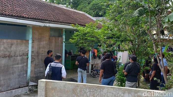 Densus 88 menggeledah rumah kost di Dukuh Blotan RT 7 RW 2, Desa Siwal, Kecamatan Baki, Sukoharjo, Rabu (7/12/2022). Rumah ini pernah ditinggali pelaku bom bunuh diri di Polsek Astana Anyar, Bandung.