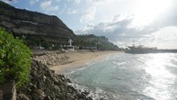 Deretan tebing kapur di sisi barat bertuliskan Pantai Melasti. Foto: Agus Eka/detikBali