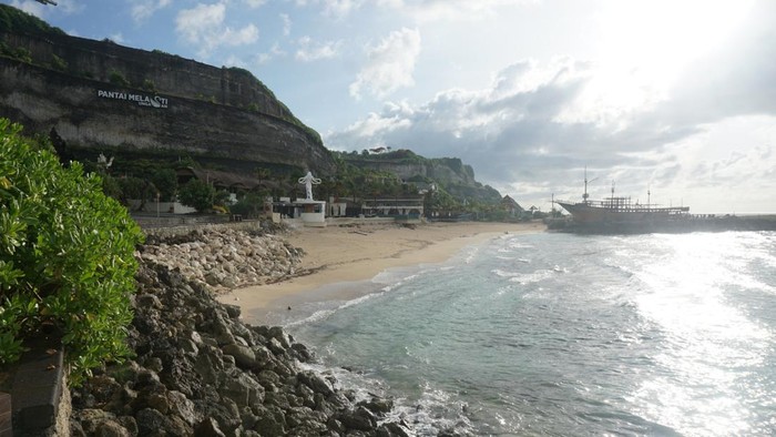 Deretan tebing kapur di sisi barat bertuliskan Pantai Melasti.
