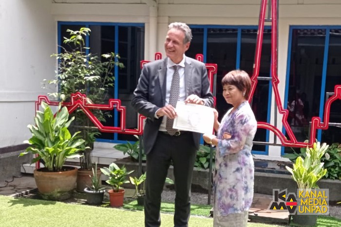 Dosen Unpad, Dr Nany Ismail MHum (kanan) dan  Konselor Kerja Sama Pendidikan dan Kebudayaan Kedutaan Prancis di Jakarta sekaligus Direktur Institut Français Indonesia (IFI), Stéphane Dovert (kiri).