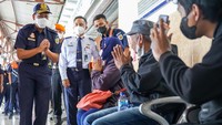 Didiek Hartantyo menyapa penumpang di Stasiun Purwokerto, Selasa (6/12/2022).