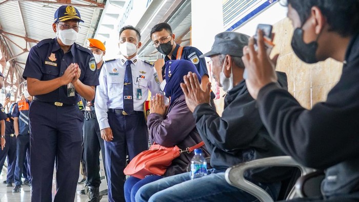 Duet Dirut KAI dan Said Aqil Cek Angkutan Jelang Nataru Dirut PT KAI Didiek Hartantyo dan Komut PT KAI Said Aqil mengecek kesiapan kereta api menjelang Natal dan Tahun Baru. Mereka juga meninjau Stasiun Kroya.
