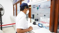 Didiek Hartantyo juga meninjau loket di stasiun kereta api.