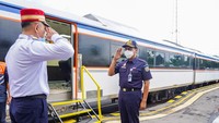 Didiek Hartantyo saat menerima laporan keberangkatan kereta inspeksi (KAIS) dari Kepala Stasiun Walikukun, Selasa (6/12/2022).