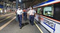 Didiek Hartantyo bersama rombongan meninjau peron Stasiun Kroya.