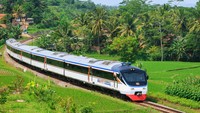 Rangkaian kereta inspeksi melintasi persawahan di jalur selatan.