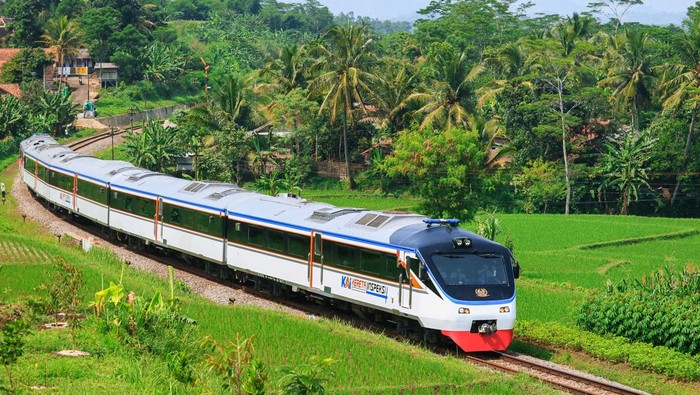 Dirut PT KAI Didiek Hartantyo dan Komut PT KAI Said Aqil mengecek kesiapan kereta api menjelang Natal dan Tahun Baru. Mereka juga meninjau Stasiun Kroya.