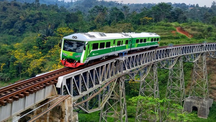 Dirut PT KAI Didiek Hartantyo dan Komut PT KAI Said Aqil mengecek kesiapan kereta api menjelang Natal dan Tahun Baru. Mereka juga meninjau Stasiun Kroya.