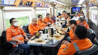 Didiek Hartantyo dan Said Aqil Siradj menggelar rapat evaluasi persiapan angkutan libur Natal dan Tahun Baru (Nataru) di dalam kereta inspeksi generasi 4 (KAIS 4).