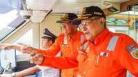 Didiek Hartantyo dan Said Aqil Siradj mengecek lintasan dari dalam kereta api.