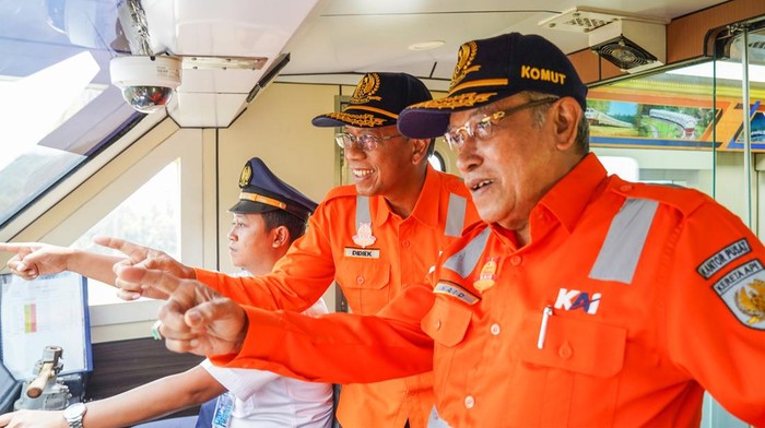 Duet Dirut KAI dan Said Aqil Cek Angkutan Jelang Nataru Dirut PT KAI Didiek Hartantyo dan Komut PT KAI Said Aqil mengecek kesiapan kereta api menjelang Natal dan Tahun Baru. Mereka juga meninjau Stasiun Kroya.