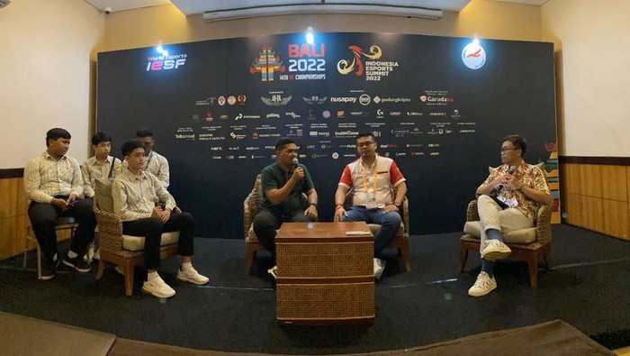 Salah satu agenda penting di Indonesia Esports Summit 2022, yakni Media Talk. Diketahui bahwa dunia pendidikan bisa melahirkan atlet esports berkualitas.