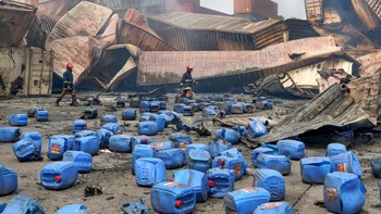 Pemenang kategori Keeping 1.5 Live diraih Subrata Dey. Lokasi: Sitakunda, Bangladesh. “Ledakan bahan kimia dan kebakaran di depot kontainer BM Sitakunda upazila Chittagong pada 4 Juni 2024. 49 orang dipastikan tewas dalam kobaran api, dan pencampuran bahan kimia di udara dan air berdampak buruk pada lingkungan . Ledakan di depot menumpahkan wadah plastik ke sungai terdekat, tempat air yang mengandung bahan kimia masuk ke akuifer dan menghancurkan pasokan air bersih.” Foto: Environmental Photographer of the Year