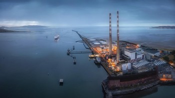 Finalis Adapting for Tomorrow karya Pawel Zygmunt. Lokasi Dublin, Irlandia “Pemandangan panorama pintu masuk Pelabuhan Dublin dengan Pembangkit Listrik Poolbeg tua. Pada tahun 2006, ESB menyarankan niatnya untuk menarik sekitar 1.300 MW dari total kapasitas listrik Irlandia pada tahun 2011. Hal ini secara efektif mengurangi kapasitas listrik di negara tersebut dari 6.437 MW menjadi 5.150 MW. Penutupan itu ditujukan untuk pembangkit listrik lama yang tidak efisien di Irlandia, seperti 3 unit termal di Stasiun Pembangkit Poolbeg yang dapat menghasilkan kapasitas listrik gabungan sebesar 461 MW. Turbin gas fosil siklus gabungan 460 MW yang lebih baru di Poolbeg akan tetap beroperasi.” Foto: Environmental Photographer of the Year