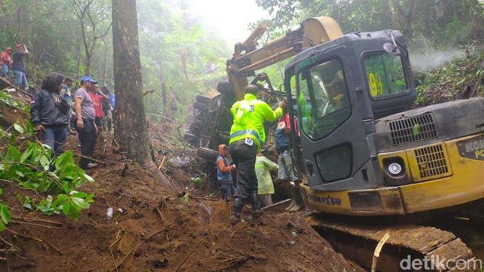 Evakuasi bus masuk jurang magetan