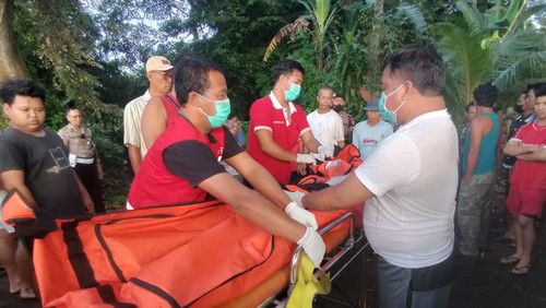 Evakuasi mayat pria tanpa identitas di parit Banjar Panglan, Kelurahan Kapal, Badung, Bali, Rabu (7/12/2022).
