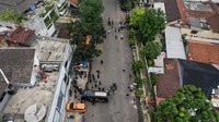 Kapolda Jawa Barat Irjen Pol Suntana menyatakan terdapat dua orang meninggal, satu orang anggota polisi dan satu orang pelaku serta 10 orang luka-luka akibat bom bunuh diri di Mapolsek Astana Anyar.  