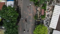 Tragedi ini bermula ketika para anggota Polsek Astana Anyar sedang apel pagi. Kemudian seorang laki-laki masuk ke markas sambil mengacungkan senjata tajam dan menerobos barisan apel. Seketika bom meledak dan petugas berhamburan.  
