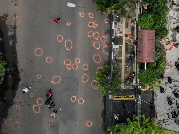 Foto udara petugas kepolisian dari Polda Jabar melakukan proses sterilisasi tempat kejadian perkara dugaan bom bunuh diri di Polsek Astanaanyar, Bandung, Jawa Barat, Rabu (7/12/2022). Kapolda Jawa Barat Irjen Pol Suntana menyatakan terdapat dua orang meninggal, satu orang anggota polisi dan satu orang pelaku serta 10 orang luka-luka akibat dugaan bom bunuh diri di Mapolsek Astanaanyar. ANTARA FOTO/Raisan Al Farisi/aww.