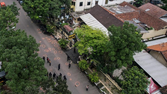 Foto Udara Olah TKP Tragedi Bom Bunuh Diri di Polsek Astana Anyar Foto udara petugas kepolisian dari Polda Jabar melakukan proses sterilisasi tempat kejadian perkara dugaan bom bunuh diri di Polsek Astanaanyar, Bandung, Jawa Barat, Rabu (7/12/2022). Kapolda Jawa Barat Irjen Pol Suntana menyatakan terdapat dua orang meninggal, satu orang anggota polisi dan satu orang pelaku serta 10 orang luka-luka akibat dugaan bom bunuh diri di Mapolsek Astanaanyar. ANTARA FOTO/Raisan Al Farisi/aww.