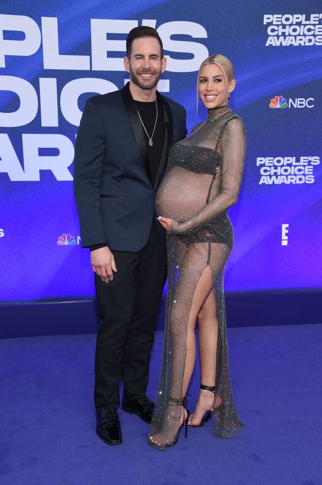 Heather Rae Young memamerkan perut buncitnya dengan gaya seksi. Tampil bersama sang suami Tarek El Moussa, aktris sekaligus model ini mengenakan gaun transparan fish net keluaran David Koma. Foto: Getty Images